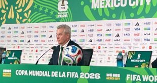 Javier Aguirre serio en conferencia de prensa tras la eliminación de México en el Mundial