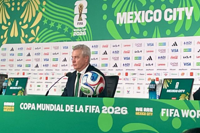 Javier Aguirre serio en conferencia de prensa tras la eliminación de México en el Mundial