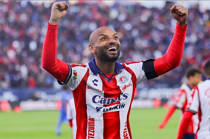 Joao Pedro recibe el Balón de Oro de la Liga MX tras ganar tres premios en la temporada 2025-2026.