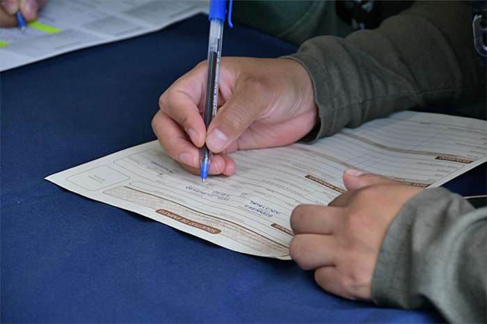 Persona llenando una solicitud de empleo.