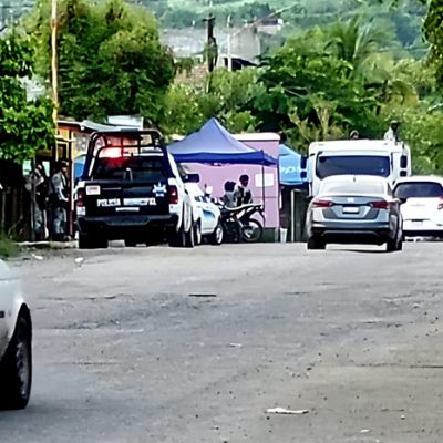 Autoridades resguardan la escena donde un jornalero fue asesinado a balazos en la colonia Lázaro Cárdenas, en Apatzingán.