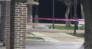 Elementos de seguridad resguardan la zona donde un joven fue asesinado a balazos en la Presa de La Luz, en el municipio de Jacona.