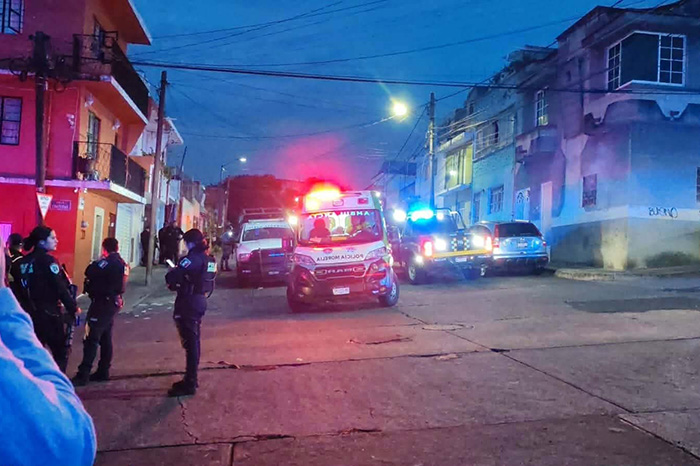 Paramédicos atienden a un joven herido por un disparo accidental en la colonia Obrera de Morelia.