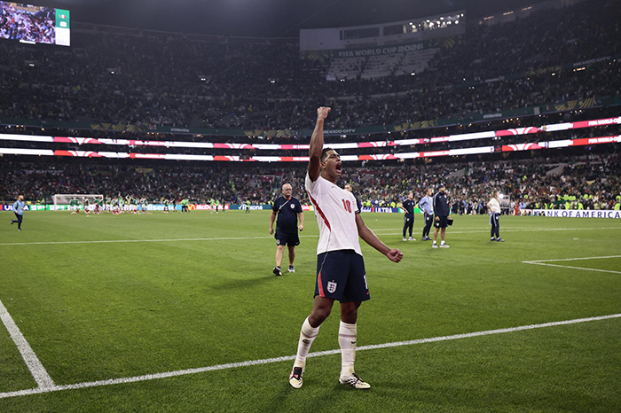 Jude Bellingham festejando su doblete con Inglaterra en el Estadio Azteca en el Mundial 2026