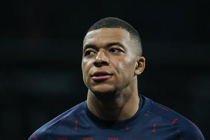 Kylian Mbappé durante un partido del Mundial, rodeado por la polémica tras comentarios racistas de una senadora.