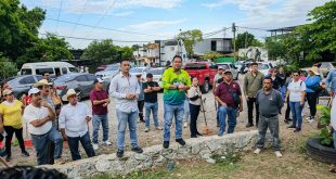 Personal del Ayuntamiento de Lázaro Cárdenas realizando labores de recolección de cacharros y limpieza urbana.