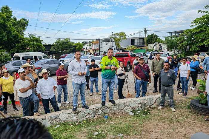 Personal del Ayuntamiento de Lázaro Cárdenas realizando labores de recolección de cacharros y limpieza urbana.