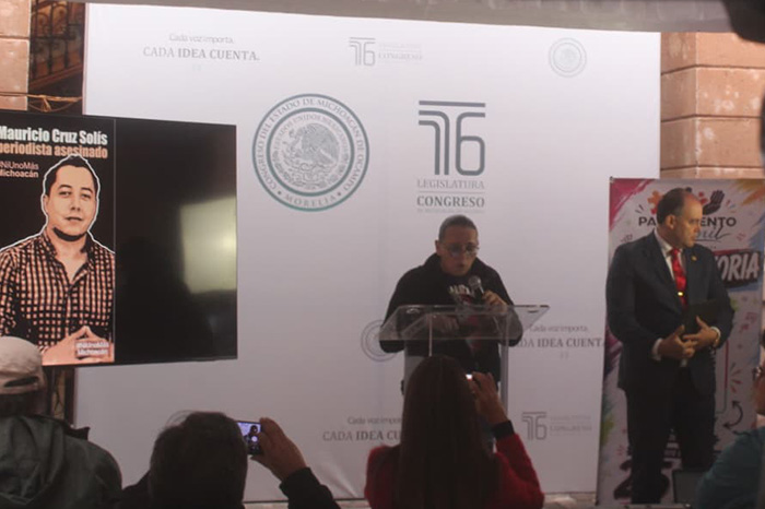 Periodistas del Colectivo Ni Uno Más Michoacán en el Congreso local protestando por la omisión de la Ley Mauricio