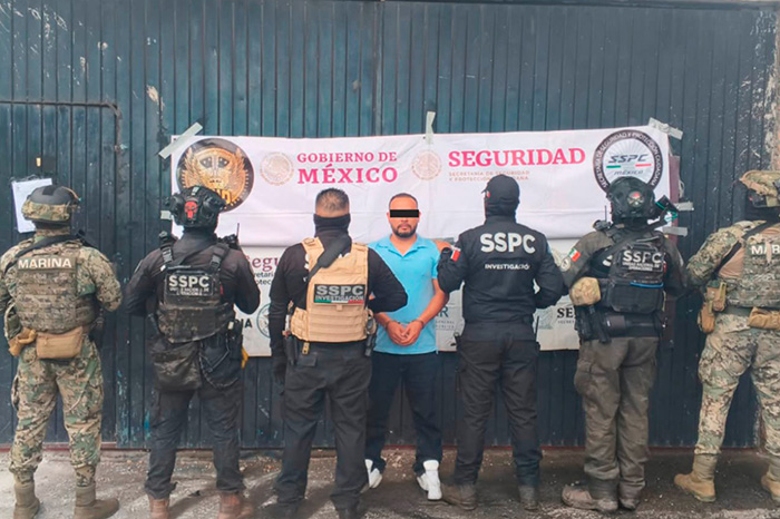 Elementos de la Marina y la FGR durante el operativo en Nayarit donde fue detenido un presunto líder del CJNG.