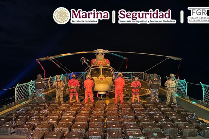 Embarcaciones interceptadas por la Armada de México cargadas con bultos de presunta droga en el Océano Pacífico.