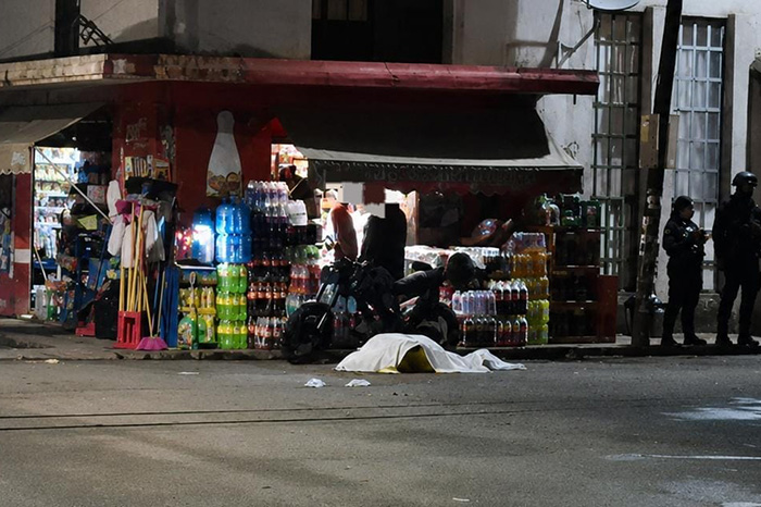 Autoridades resguardan la escena donde un motociclista fue asesinado a balazos en la colonia La Cedrera, Uruapan.