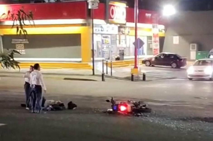 Motocicleta siniestrada y motociclista lesionado tras un accidente en la avenida Madero Poniente de Morelia.