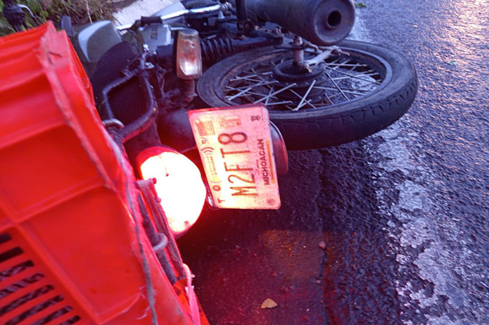 Elementos de emergencia resguardan la zona del accidente en la carretera Morelia-Salamanca