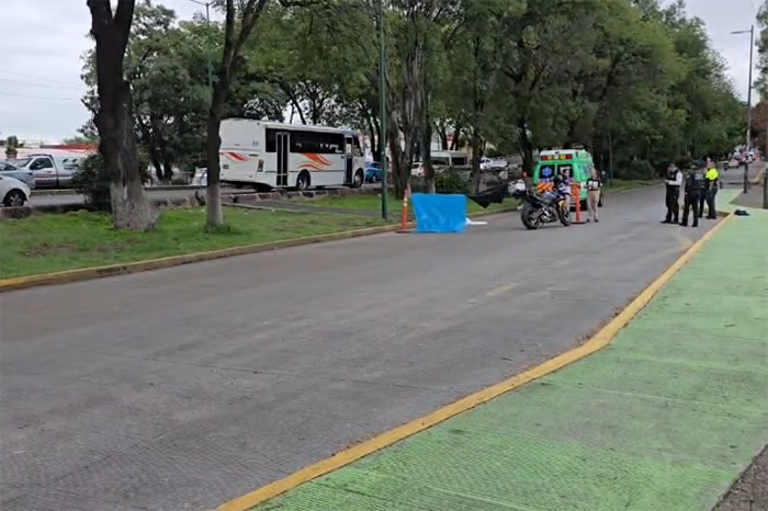 Elementos de la Policía Morelia resguardando la zona tras el deceso de una mujer en la avenida Madero Poniente