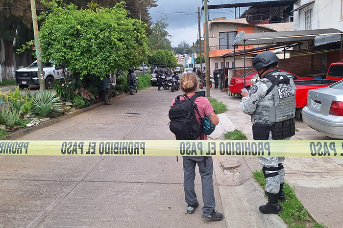 Autoridades resguardan la zona donde una mujer fue herida en un ataque armado en el fraccionamiento San José de la Mina, en Uruapan.