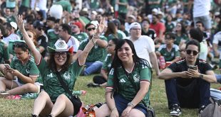 Jóvenes aficionados interactuando con el Mundial 2026 mediante dispositivos móviles y moda urbana.