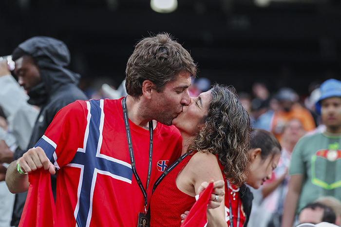 Pareja de aficionados besándose en un estadio.