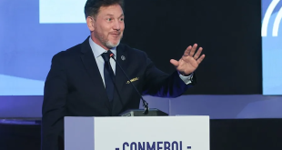 Alejandro Domínguez propone un Mundial 2030 con 64 equipos durante el centenario de la Copa del Mundo.