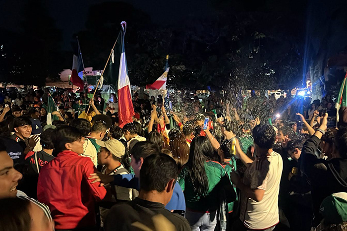 Elementos de la Policía Morelia resguardando la zona de Las Tarascas tras el partido México vs. Inglaterra.