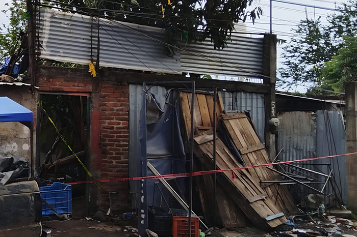 Autoridades resguardan una vivienda en Zamora donde fueron localizados los cuerpos de una pareja enterrada de forma clandestina.