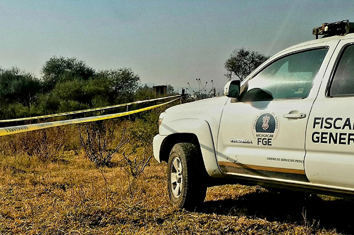 Autoridades realizan diligencias tras el hallazgo de una pareja sin vida en una fosa clandestina cerca de Puerto de Buenavista, en Morelia.