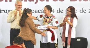 La secretaria de Bienestar, Leticia Ramírez Amaya, durante la entrega de la Pensión Mujeres Bienestar en Michoacán.