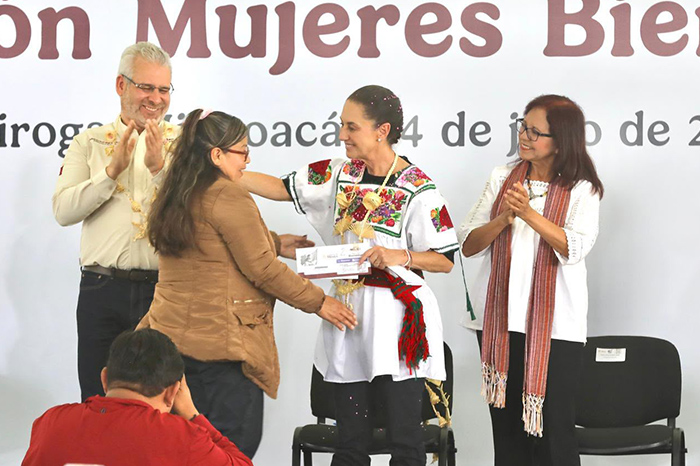 La secretaria de Bienestar, Leticia Ramírez Amaya, durante la entrega de la Pensión Mujeres Bienestar en Michoacán.