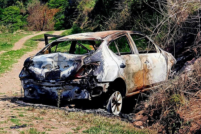 Autoridades investigan el hallazgo de una persona calcinada dentro de un vehículo incendiado en Nocupétaro.