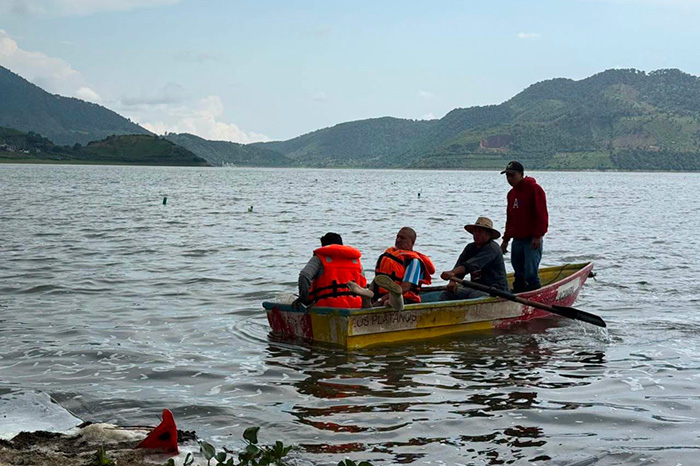 Pescadores y rescatistas durante las labores de búsqueda tras el fallecimiento de un pescador en la Presa El Bosque de Zitácuaro.