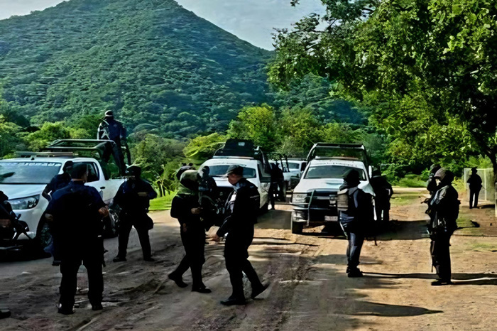 Autoridades localizaron el cuerpo de un presunto pistolero con impactos de bala en una brecha de Parácuaro, Michoacán.