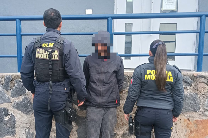 Elementos de la Policía Morelia durante la detención de un presunto responsable de allanamiento de morada en la colonia Los Sauces.
