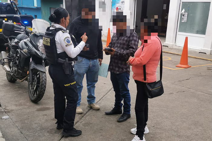 Policía Morelia brinda apoyo a víctima tras frustrar un intento de extorsión mediante secuestro virtual.