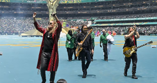 Fher Olvera y los integrantes de la agrupación musical Maná en el Mundial de fútbol durante una presentación masiva.