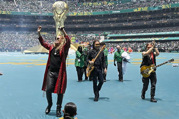 Fher Olvera y los integrantes de la agrupación musical Maná en el Mundial de fútbol durante una presentación masiva.