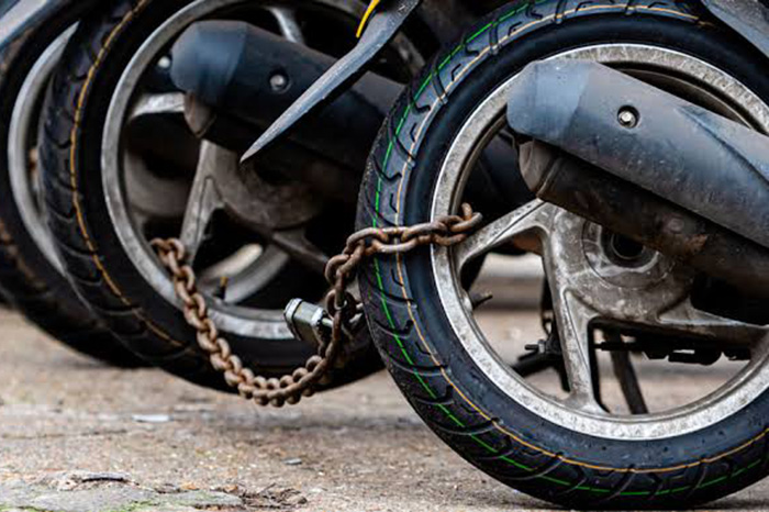 Presunto robamotos es vinculado a proceso tras ser detenido en Jacona por el robo de una motocicleta.