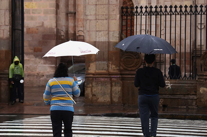 Personal de la Secretaría de Salud de Michoacán difundiendo medidas preventivas para la temporada de lluvias.