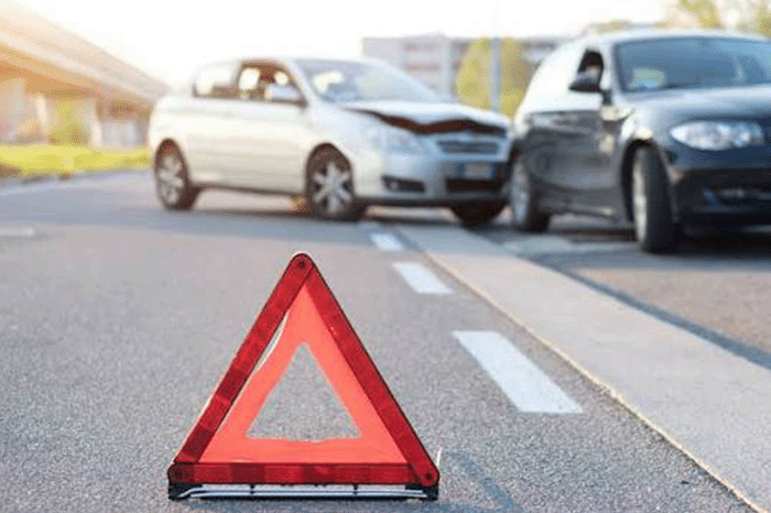 Accidente entre dos autos en carretera durante la temporada vacacional.