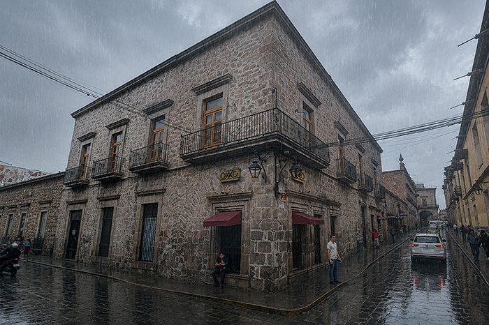 Fachada de la tienda Oxxo que se encuentra en la esquina de Abasolo y Corregidora en el Centro de Morelia.