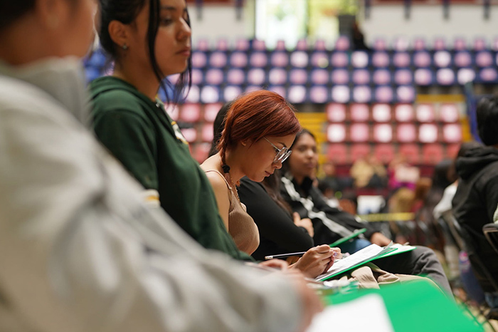 Estudiantes haciendo su admisión de la Universidad Michoacana de San Nicolás de Hidalgo.