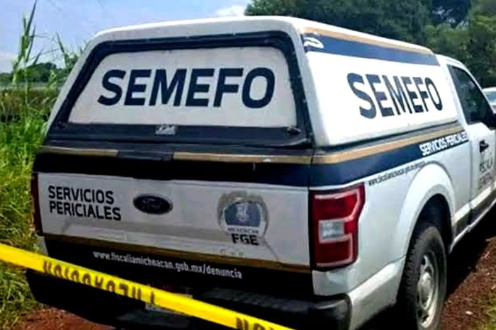 Acordonamiento de la zona rural por parte de las autoridades tras el hallazgo de un cadáver encobijado en Apatzingán.
