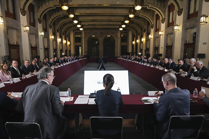 La presidenta Claudia Sheinbaum reunida con representantes empresariales y miembros de su gabinete económico en Palacio Nacional.