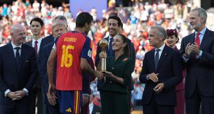 Claudia Sheinbaum durante la premiación del Mundial 2026 felicitando a España tras conquistar el campeonato.