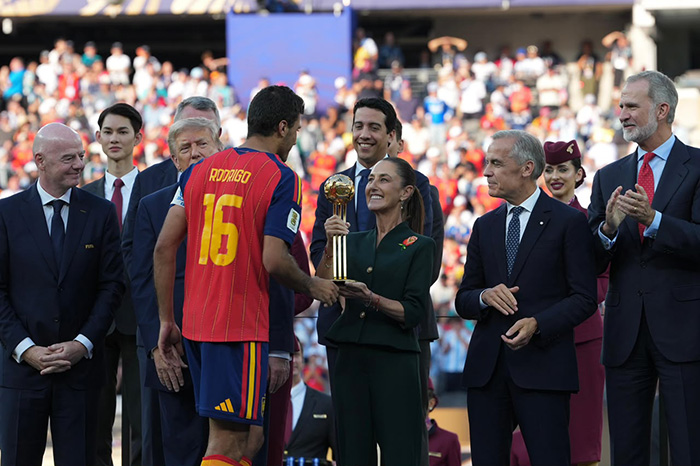 Claudia Sheinbaum durante la premiación del Mundial 2026 felicitando a España tras conquistar el campeonato.