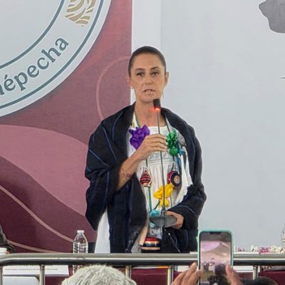 La presidenta Claudia Sheinbaum durante su visita a Cherán para anunciar mejoras en salud y seguridad.