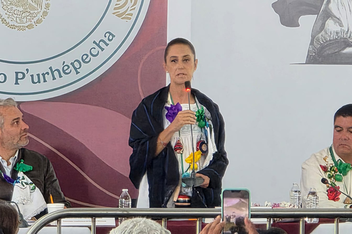 La presidenta Claudia Sheinbaum durante su visita a Cherán para anunciar mejoras en salud y seguridad.
