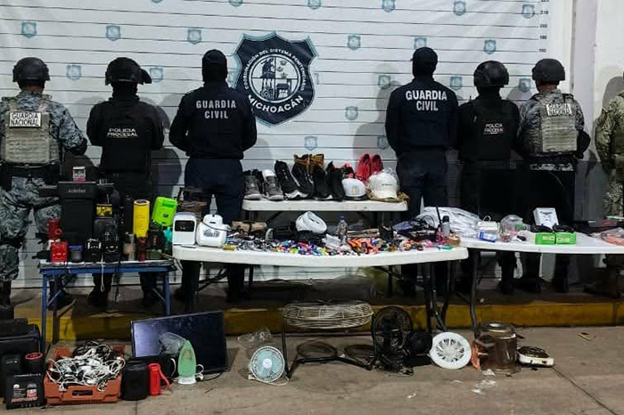 Dispositivos Starlink y objetos prohibidos decomisados durante una revisión en el Cereso de Mil Cumbres, Michoacán.