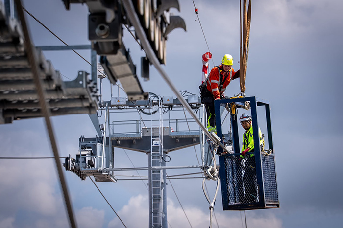 Vista de las cabinas del Teleférico de Uruapan durante los trabajos de mantenimiento preventivo y limpieza.