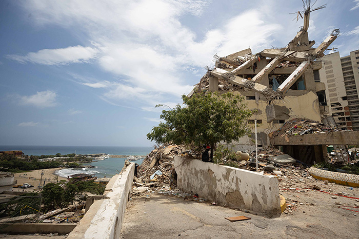 Familiares esperando noticias frente a edificios colapsados tras los terremotos en Venezuela en la zona de La Guaira