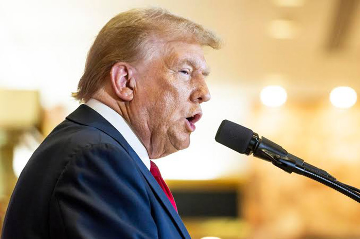 Donald Trump durante una visita a una planta de General Motors en Michigan para promover su política arancelaria e inversiones automotrices.