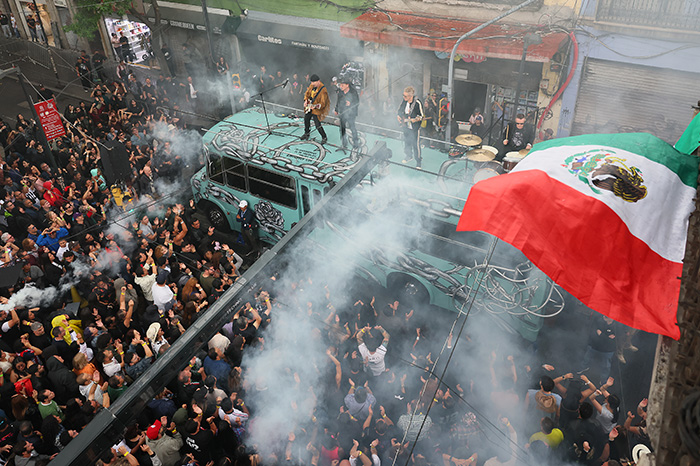 La banda de rock U2 durante la filmación del video oficial de 'Streets of Dreams' en el centro de la Ciudad de México